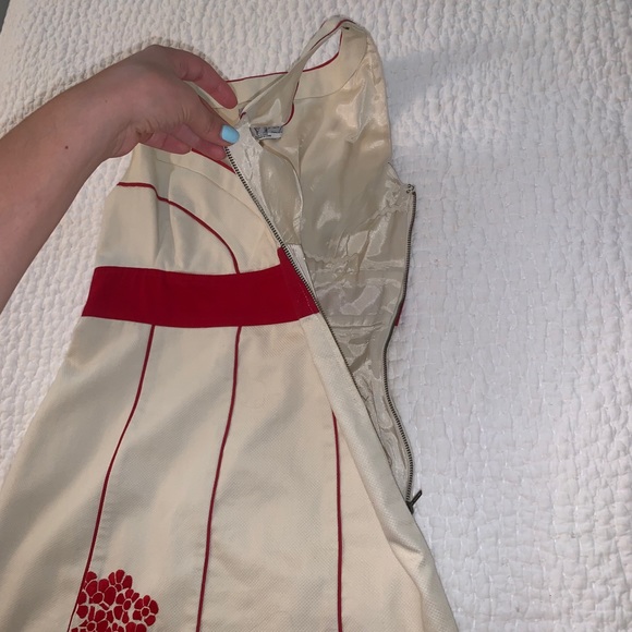 Embroidered flowers dress - Picture 10 of 11